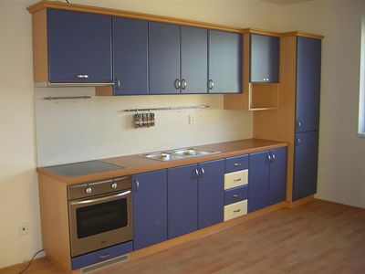 Kuchyně do bytu, dvířka folie modrá
